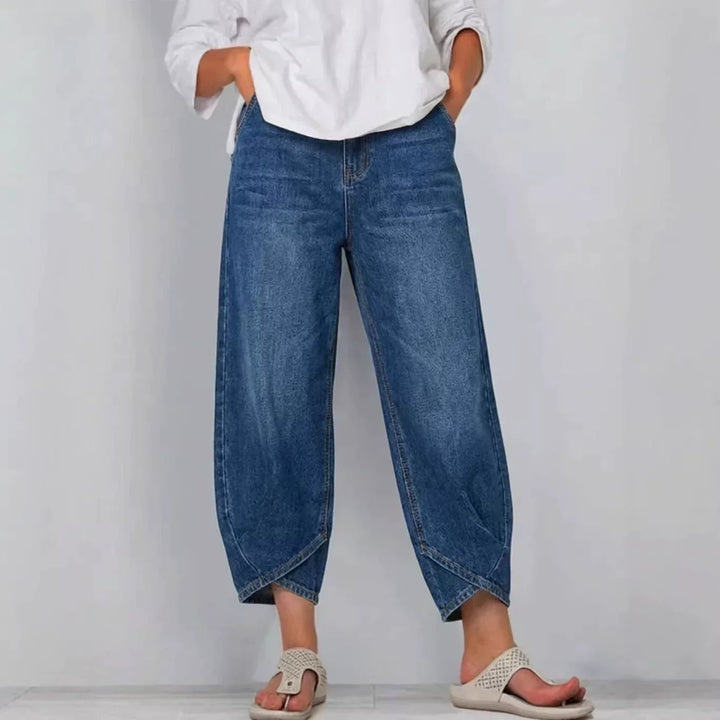 Jean ample femme bleu denim, coupe décontractée pour un confort optimal et un style moderne au quotidien.