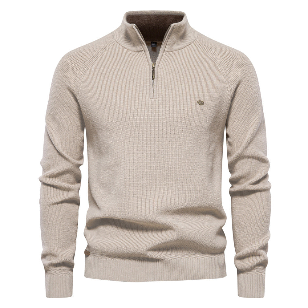 Gros plan: col demi-zippé pull homme. Détail élégant, confort mi-saison. Style automne chic et décontracté.