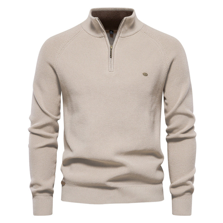 Gros plan: col demi-zippé pull homme. Détail élégant, confort mi-saison. Style automne chic et décontracté.