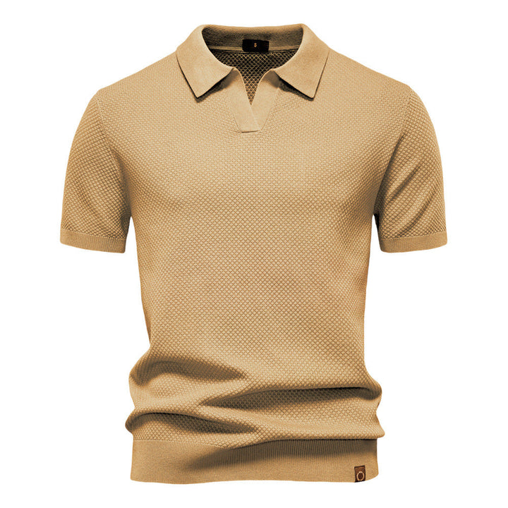 Polo homme élégant avec col structuré, parfait pour une tenue décontractée chic en été. Mode masculine.