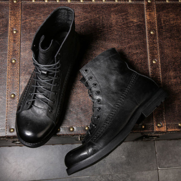 Bottes homme robustes en cuir. Style vintage décontracté. Chaussures mode masculine confortables pour hiver.