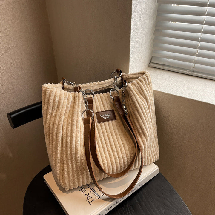 Sac bandoulière femme en velours côtelé. Accessoire mode chic et pratique pour le quotidien.