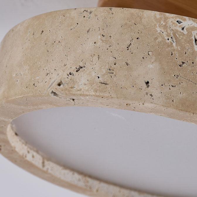 Plafonnier LED avec cadre épais rond en travertin. Éclairage design, diffusion douce pour toute pièce intérieure.