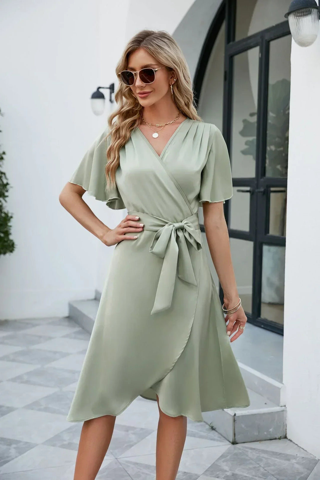 Robe midi fluide femme, manches courtes. Élégance et confort parfait pour l'été et toute occasion spéciale.