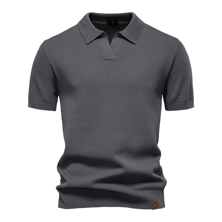 Polo homme à coupe moderne, tissu structuré. Style décontracté chic, idéal pour l'été et la mode masculine.