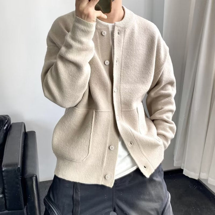 Découvrez ce pull homme à boutons, chic et confortable. Un vêtement masculin idéal pour toutes saisons, du bureau à la ville.