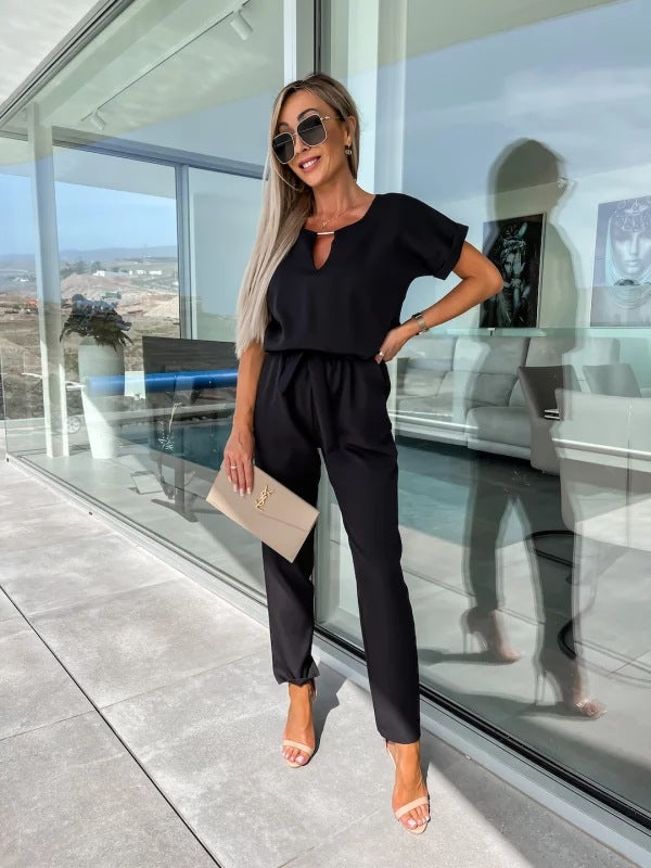 Combinaison élégante femme à manches courtes, idéale pour un été chic et confortable.