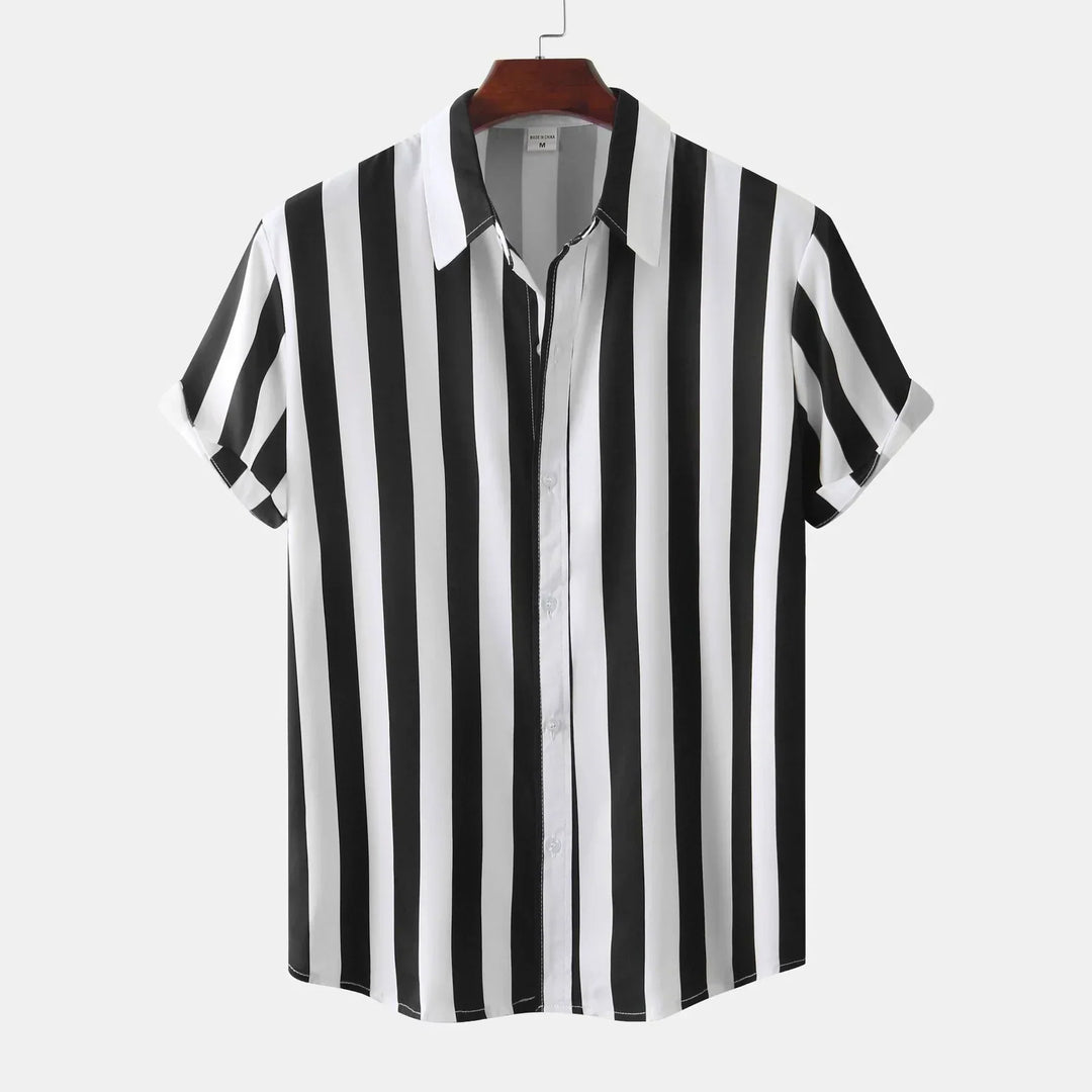 Chemise hommes boutonnée à manches courtes, rayures verticales élégantes. Style décontracté, parfaite pour l'été.