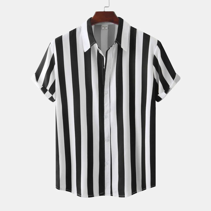 Chemise hommes boutonnée à manches courtes, rayures verticales élégantes. Style décontracté, parfaite pour l'été.