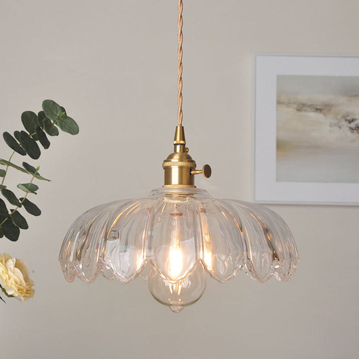 Suspension florale vintage, élégance du cuivre et verre pour un salon raffiné.