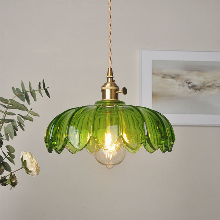 Suspension luminaire vintage fleurs verre cuivre pour un salon élégant.