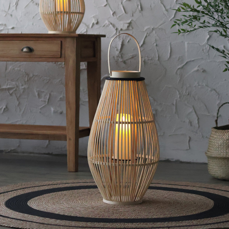 Luminaire lanterne sur pied design scandinave, idéal pour une lumière douce et naturelle dans une pièce.