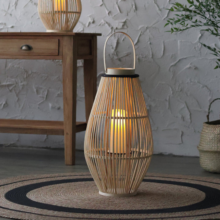 Luminaire lanterne sur pied design scandinave, idéal pour une lumière douce et naturelle dans une pièce.