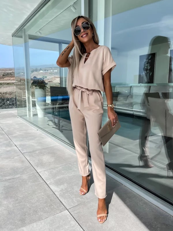 Combinaison femme à manches courtes, parfaite pour l'été. Chic, confortable et facile à porter.