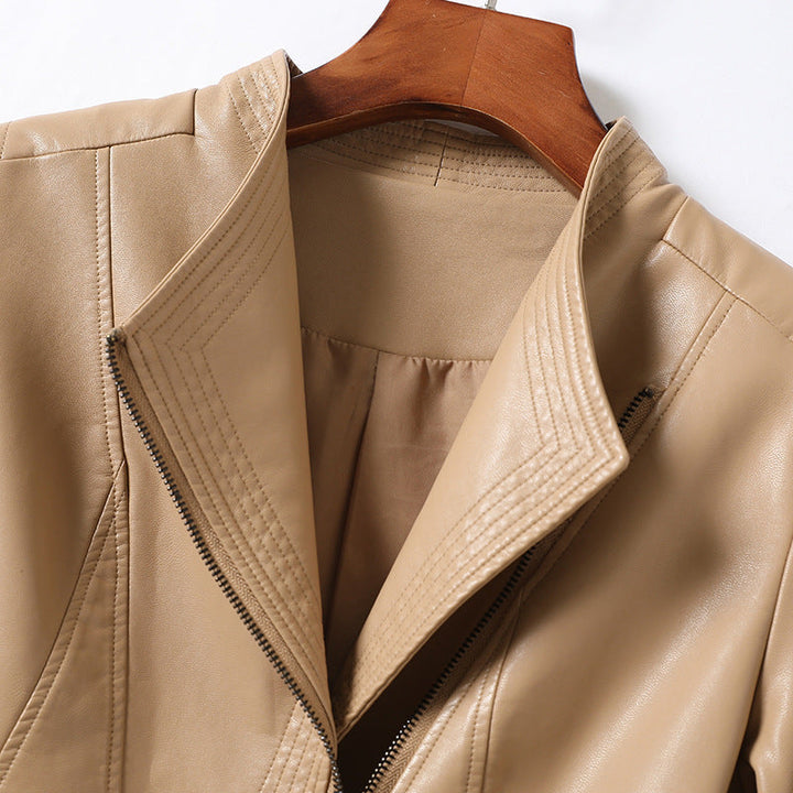 Détail: Veste en cuir femme asymétrique, fermeture éclair inclinée et col V stylé. Look moderne et audacieux.