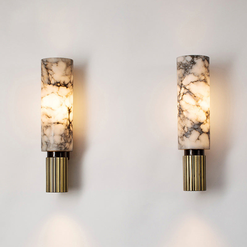 Applique intérieure glamour en cuivre et marbre, luminaire design moderne pour une décoration de luxe.