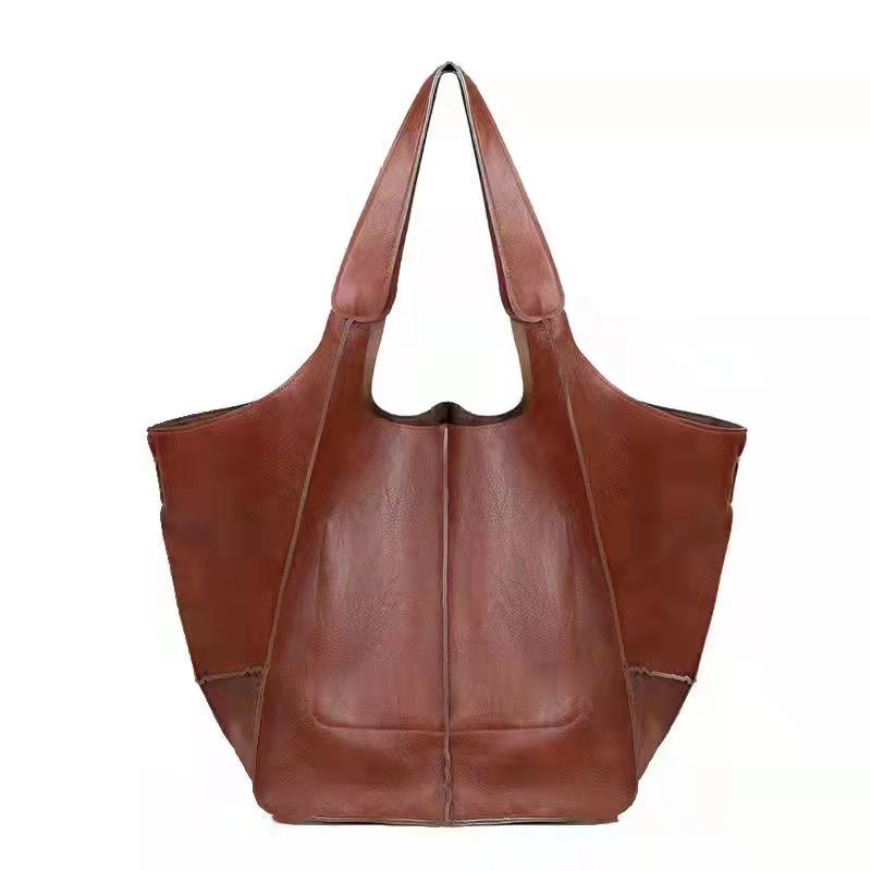 Sac spacieux en cuir vegan pour femme, idéal comme sac quotidien ou bandoulière, alliant style moderne et praticité.