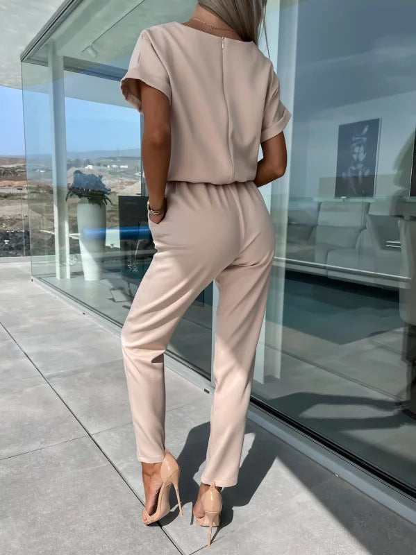 Ensemble femme élégant : combinaison chic à manches courtes, respirante et décontractée pour l'été.