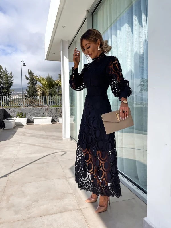 Magnifique robe glamour noire à manches longues pour femme, silhouette ajustée, parfaite soirée chic.