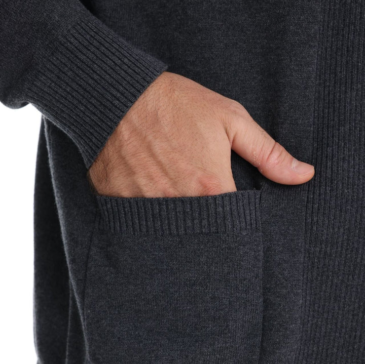 Cardigan homme ouvert anthracite, coupe élégante, parfait pour superposer en hiver et rester stylé au quotidien.