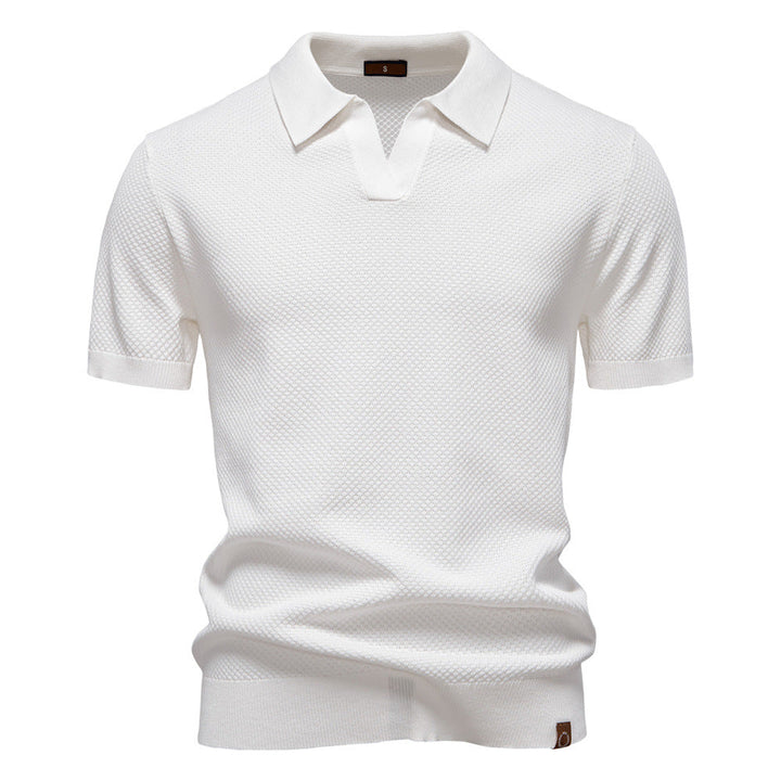 Haut homme structuré avec col polo, vêtement tendance pour une tenue d'été masculine et élégante.