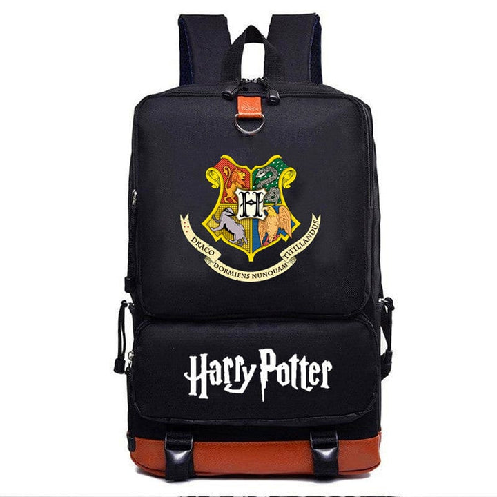Enfant portant le cartable Harry Potter, prêt pour une année scolaire magique à Poudlard.