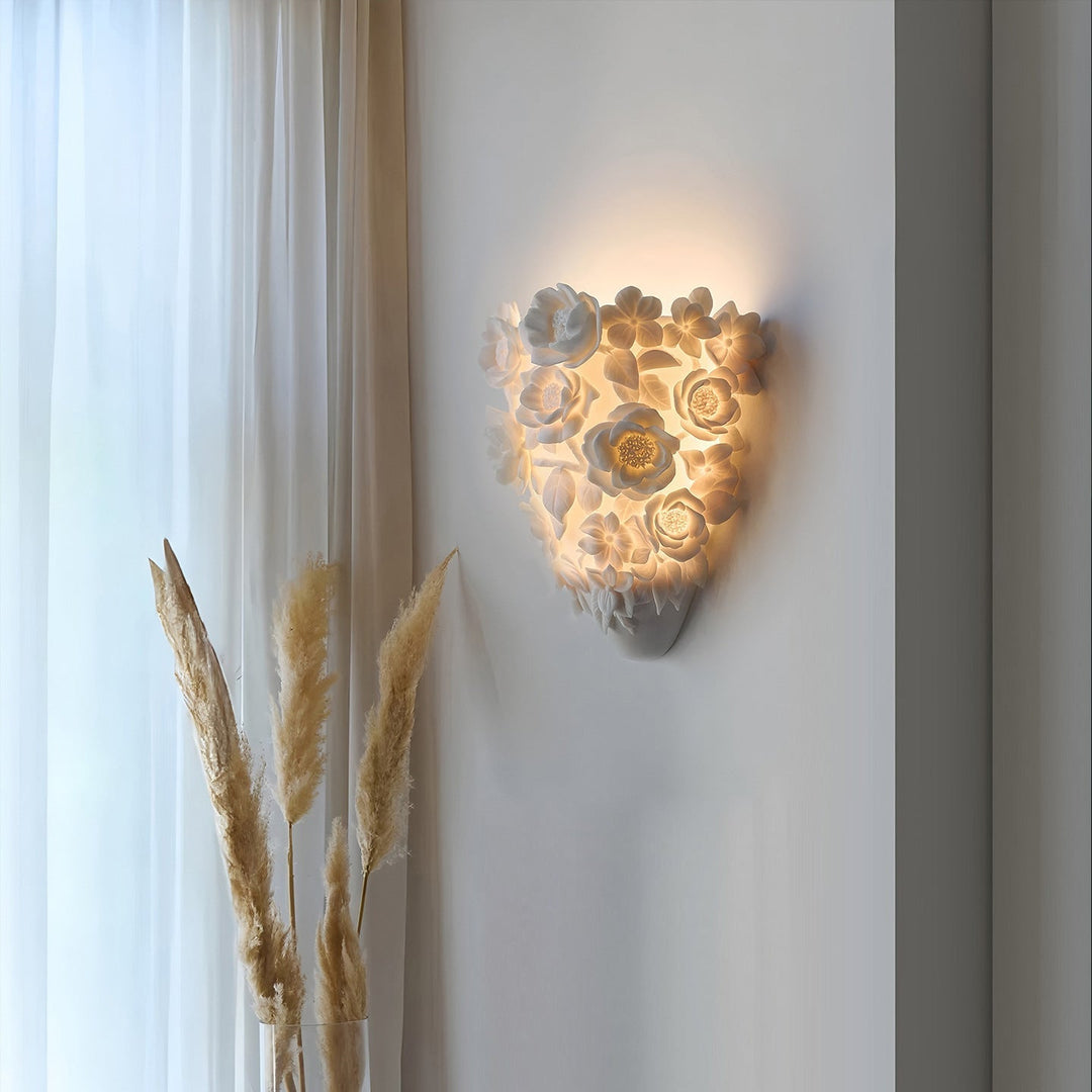 Luminaire mural floral en céramique, créant une ambiance chaleureuse, parfait pour une décoration esthétique.