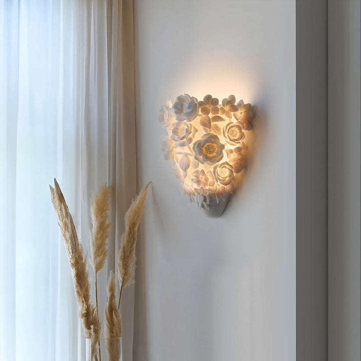 Luminaire mural floral en céramique, créant une ambiance chaleureuse, parfait pour une décoration esthétique.