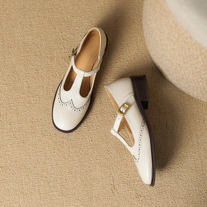 Mary Jane chic avec bride ajustable, offrant confort orthopédique pour un usage quotidien polyvalent.