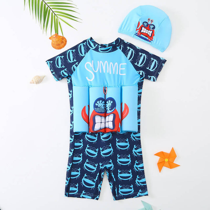 Enfant jouant joyeusement à la plage avec son maillot flottant SafeSwim, été et sécurité.