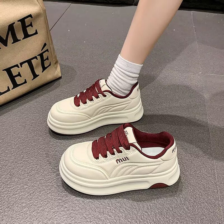 Chaussures confortables à plateforme pour femme. Modèle urbain décontracté, idéal pour la marche printanière.