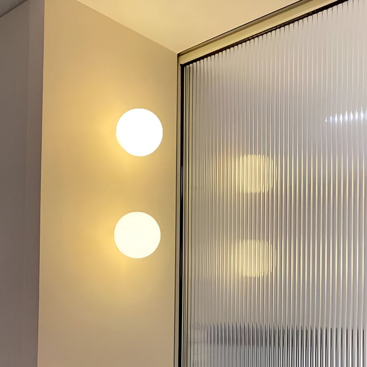 Luminaire mural élégant et plat, parfait pour un éclairage d'appoint discret.