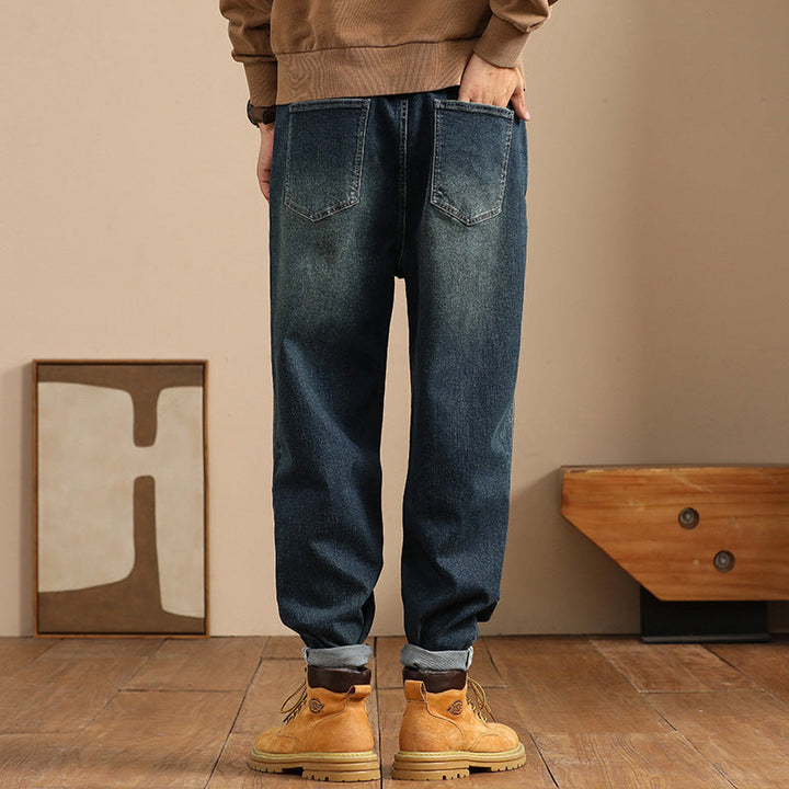 Vêtement homme : pantalon large confortable, idéal pour mode urbaine et look décontracté moderne.