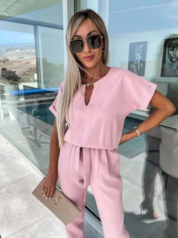 Combinaison chic femme, tenue d'été décontractée et polyvalente pour un confort optimal.