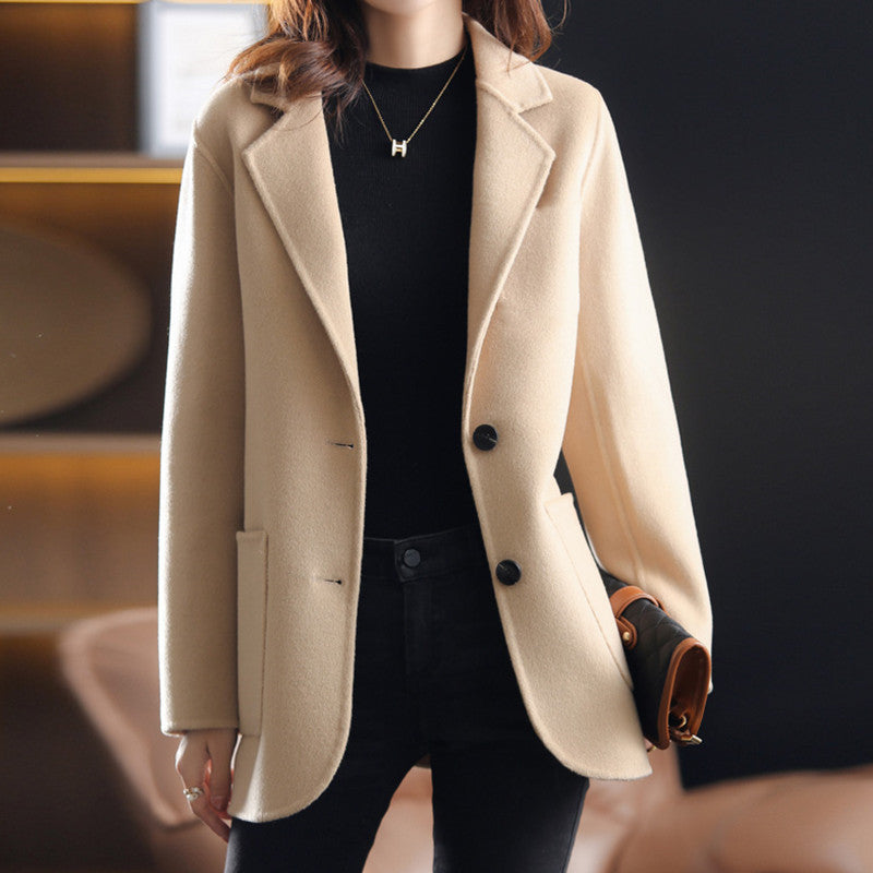 Veste blazer femme élégante à coupe classique, parfaite pour une tenue chic d'automne-hiver.