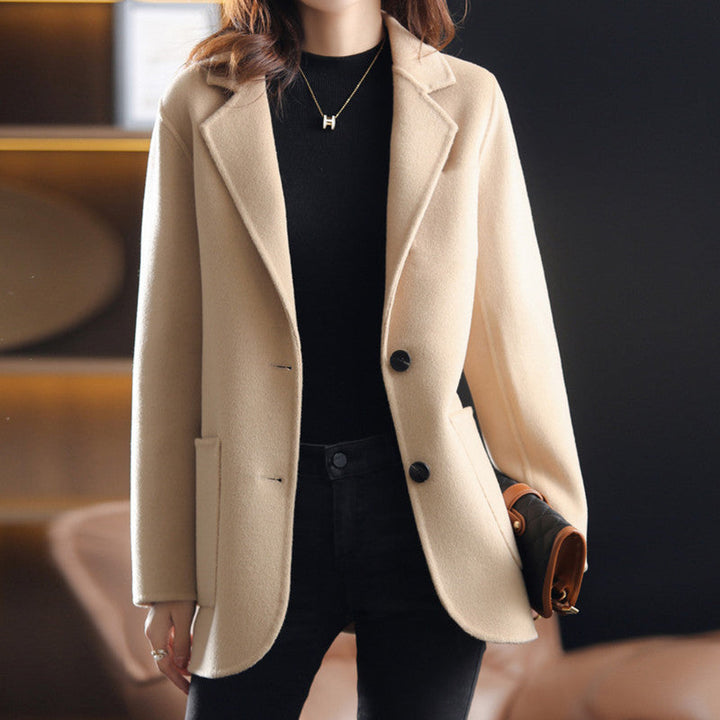 Veste blazer femme élégante à coupe classique, parfaite pour une tenue chic d'automne-hiver.