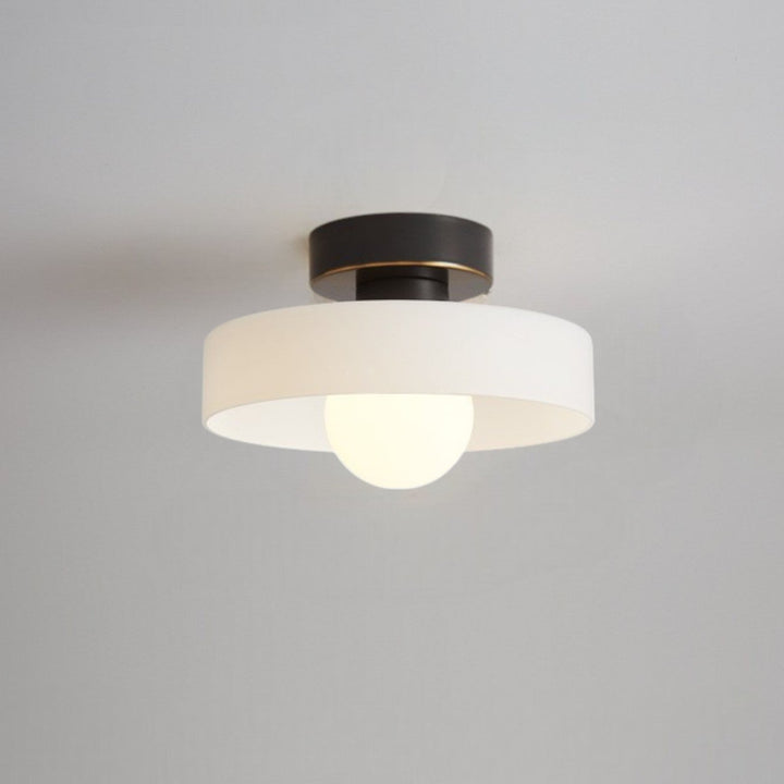Éclairage de plafond LED rond et moderne, lumière réglable, parfait pour tout intérieur.
