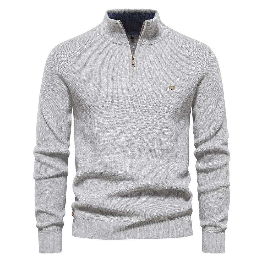 Pull homme demi-zippé en maille douce, coupe confortable pour l'automne. Vêtement chic et décontracté.
