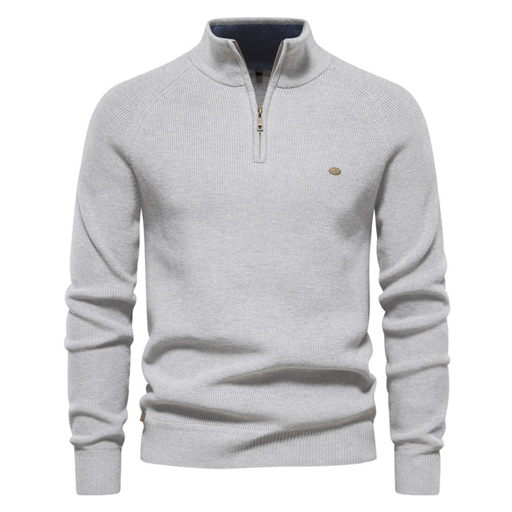 Pull homme demi-zippé en maille douce, coupe confortable pour l'automne. Vêtement chic et décontracté.