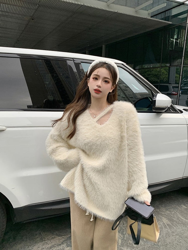 Pull douillet femme avec col asymétrique élégant, parfait pour un confort hivernal et un style moderne.