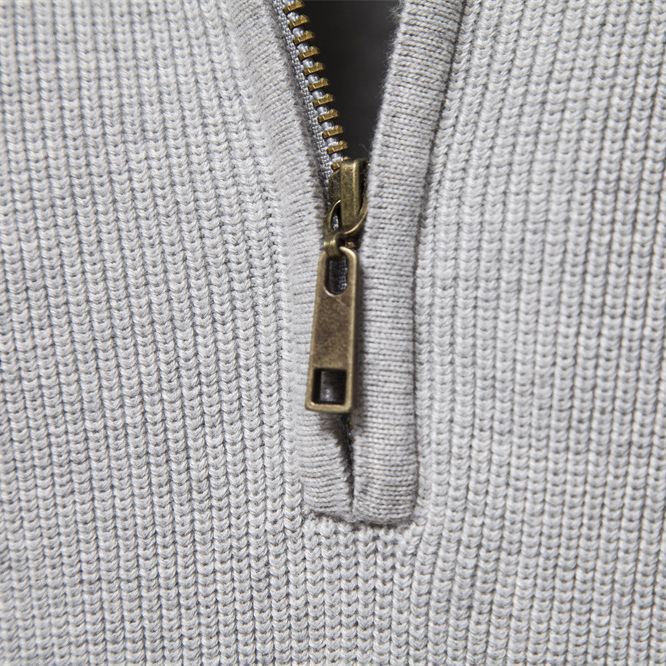 Pull homme demi-zippé, col montant, tissu confortable. Style automne-hiver, mode décontractée.