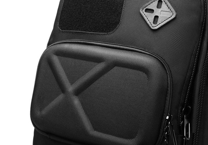 Sac à dos extensible TravelPack noir, polyvalent pour les professionnels et les voyageurs.