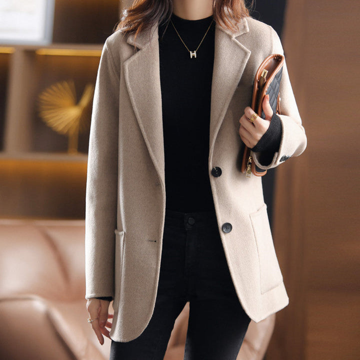 Blazer femme mode élégant, parfait pour le bureau ou un look chic en automne-hiver.