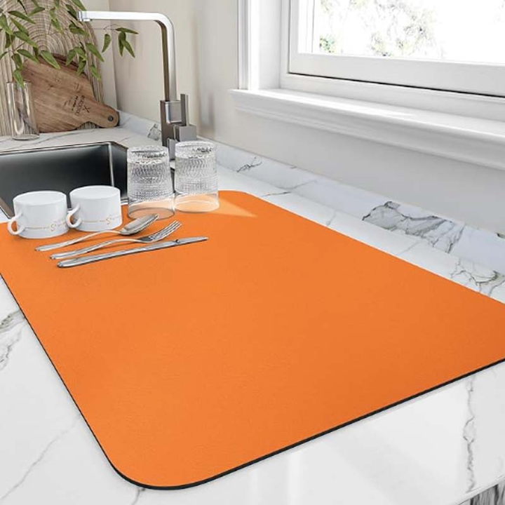 Gain de place assuré avec ce tapis de cuisine rectangulaire en diatomite, séchage vaisselle optimal.