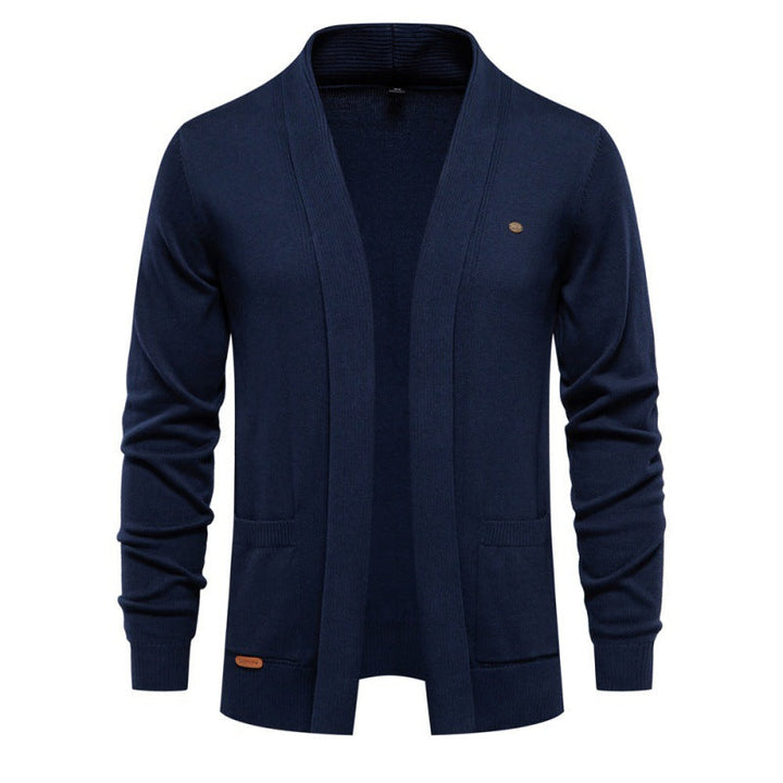 Cardigan homme ouvert plié, prêt à être porté, vêtement confortable et stylé pour une mode masculine décontractée.