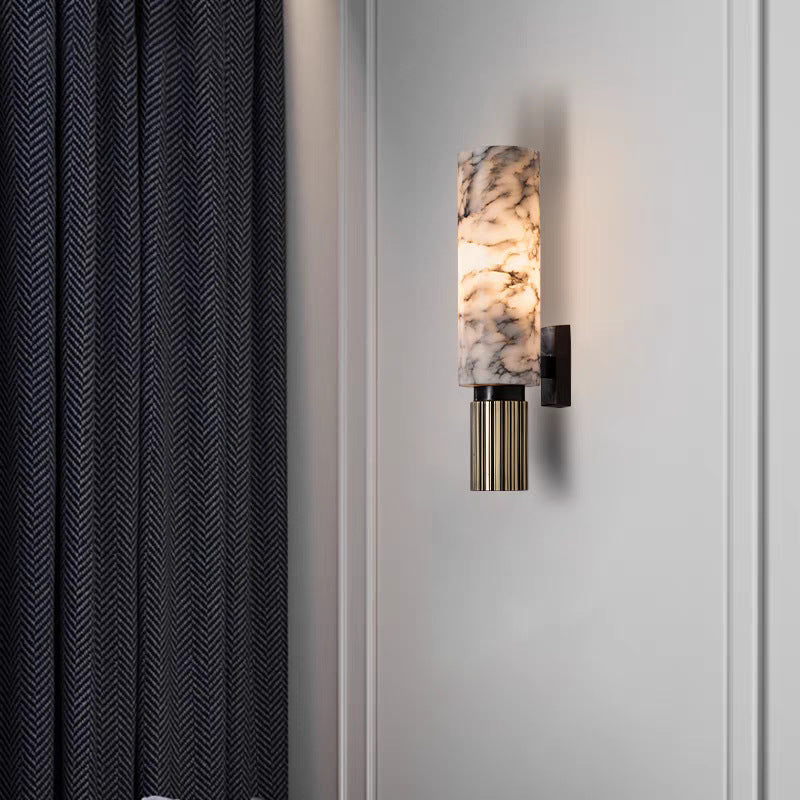 Applique murale chic en marbre et cuivre pour une chambre élégante ou un salon contemporain.