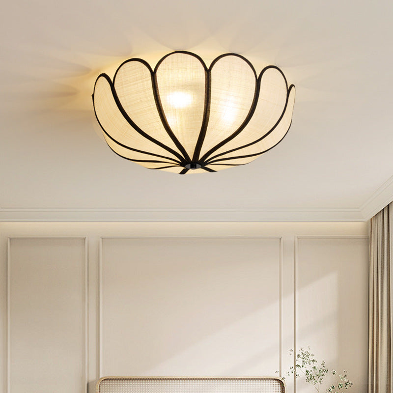 Lampe de plafond antique fleurie en rotin, style français vintage pour salon ou chambre.