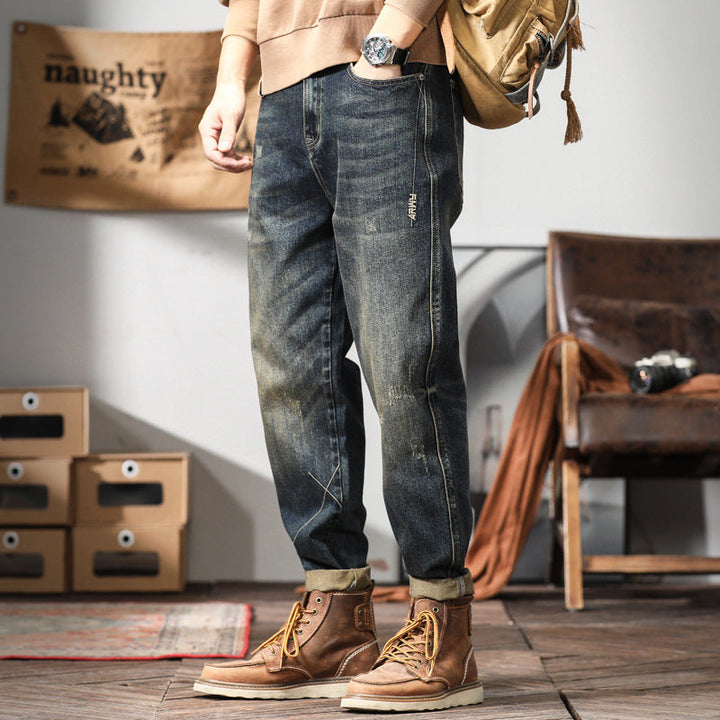 Pantalon urbain homme décontracté bleu, confortable et moderne pour un style intemporel polyvalent.