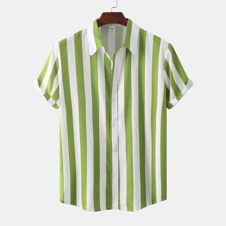 Chemise boutonnée hommes, à rayures, manches courtes. Confort et style décontracté pour les journées d'été.