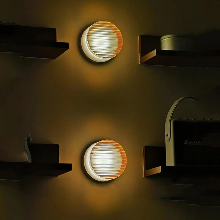 Applique murale LED design extérieur, éclairage économe et moderne pour un patio contemporain.